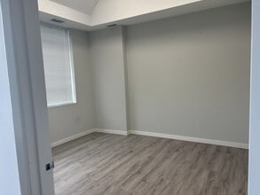 154 Queen St S, Mississauga, ON à louer Photo intérieure– Image 2 sur 6