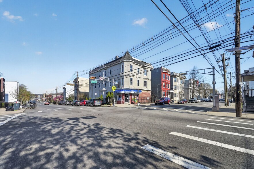 661 S 18th St, Newark, NJ à vendre - Photo de l’immeuble – Image 2 sur 45