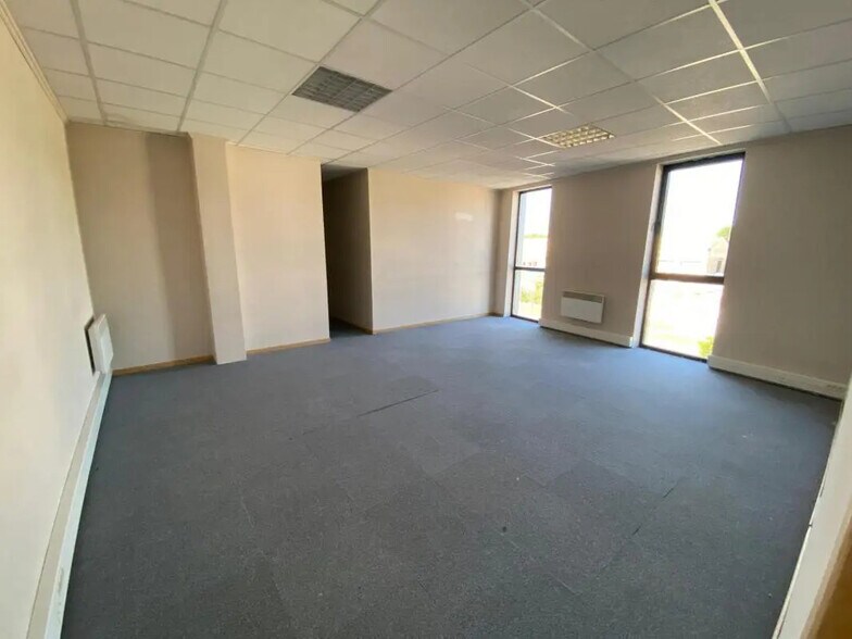 Bureau dans Nogent-le-Phaye à louer - Photo de l’immeuble – Image 2 sur 8