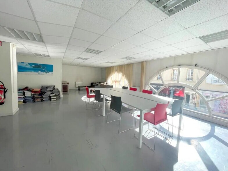 Bureau dans Poissy à louer - Photo de l’immeuble – Image 1 sur 7