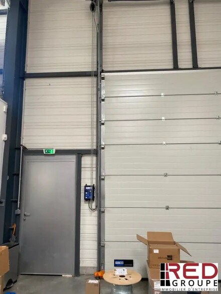 Industriel/Logistique dans Châteauneuf-le-Rouge à louer - Photo de l’immeuble – Image 3 sur 5