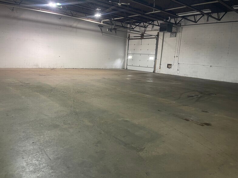 900 S Cogswell Dr, Silver Lake, WI à louer - Photo de l’immeuble – Image 2 sur 6