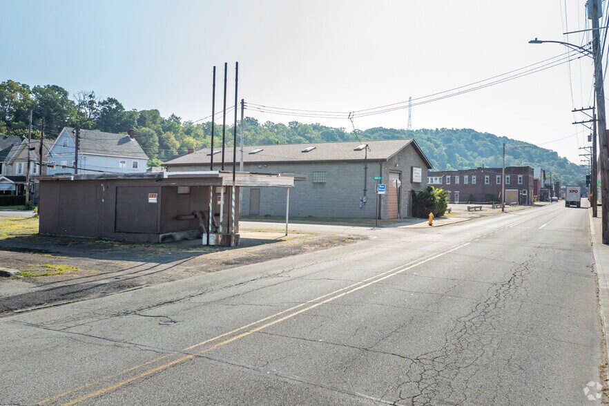 1075 Airbrake Ave, Turtle Creek, PA à vendre - Photo de l’immeuble – Image 2 sur 4