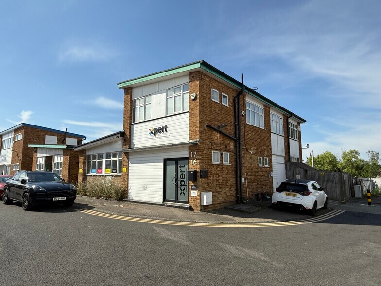 16-17 Station Clos, Potters Bar à louer - Photo de l’immeuble – Image 2 sur 12