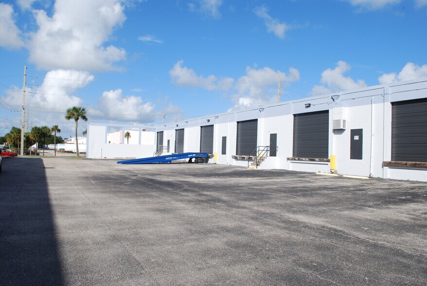 1100 25th St, West Palm Beach, FL à louer - Photo de l’immeuble – Image 3 sur 12
