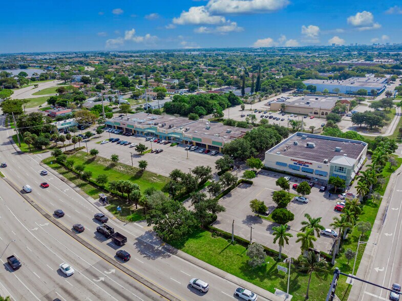 150-192 N Powerline Rd, Pompano Beach, FL à louer - Photo de l’immeuble – Image 2 sur 6