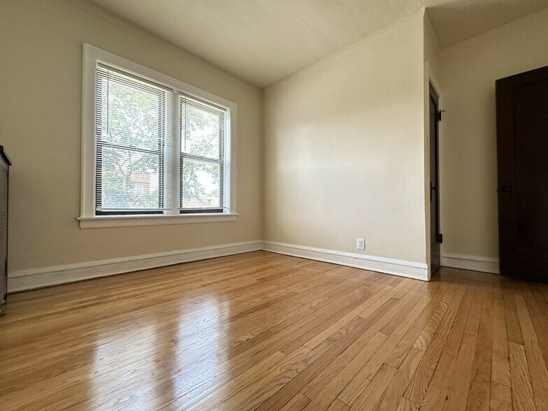 736 E 81st St, Chicago, IL à vendre - Photo de l’immeuble – Image 3 sur 5