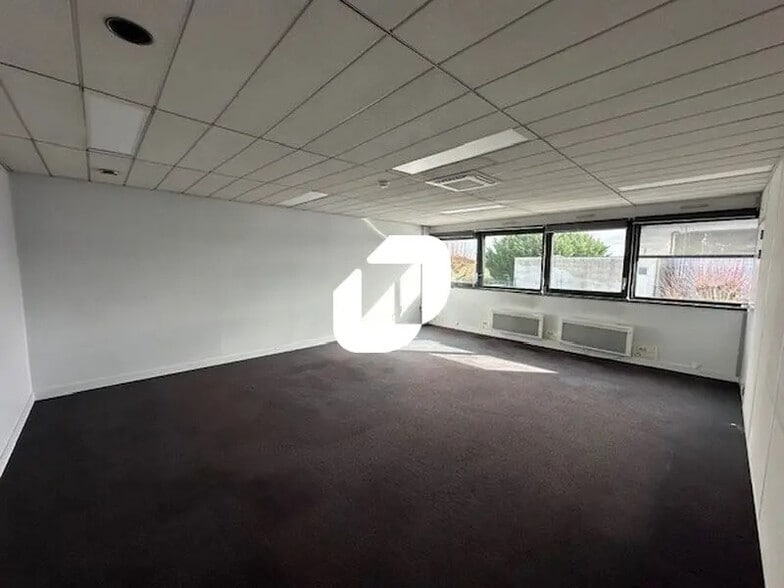 Local d’activités dans Le Mesnil-Amelot à louer - Photo de l’immeuble – Image 3 sur 16