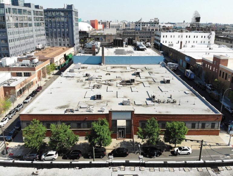 32-33 47th Ave, Long Island City, NY à louer - Photo de l’immeuble – Image 1 sur 15