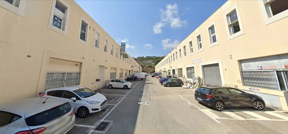 Local d’activités dans Saint-Laurent-du-Var à louer - Photo de l’immeuble – Image 3 sur 4