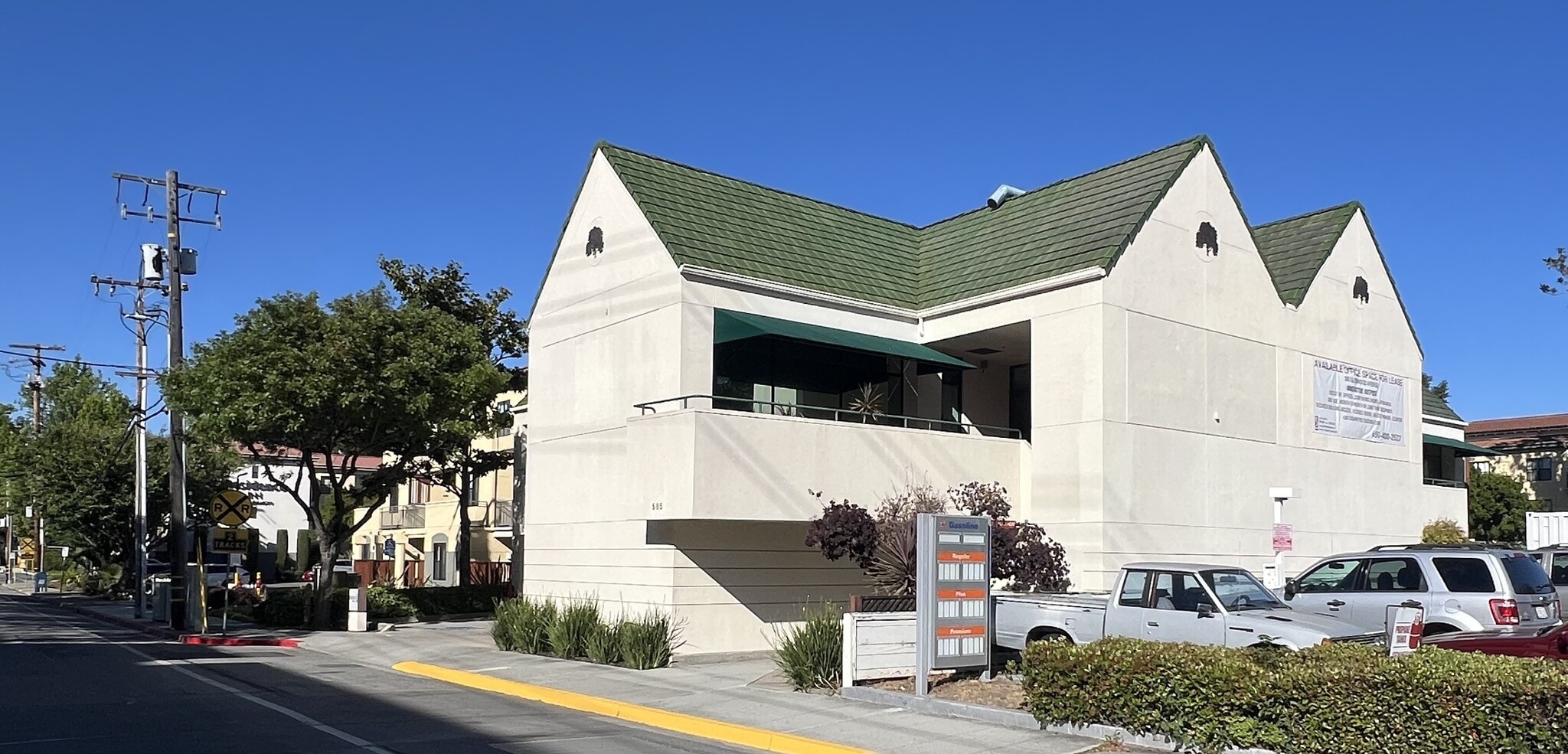 585 Glenwood Ave, Menlo Park, CA à louer Photo de l’immeuble– Image 1 sur 26