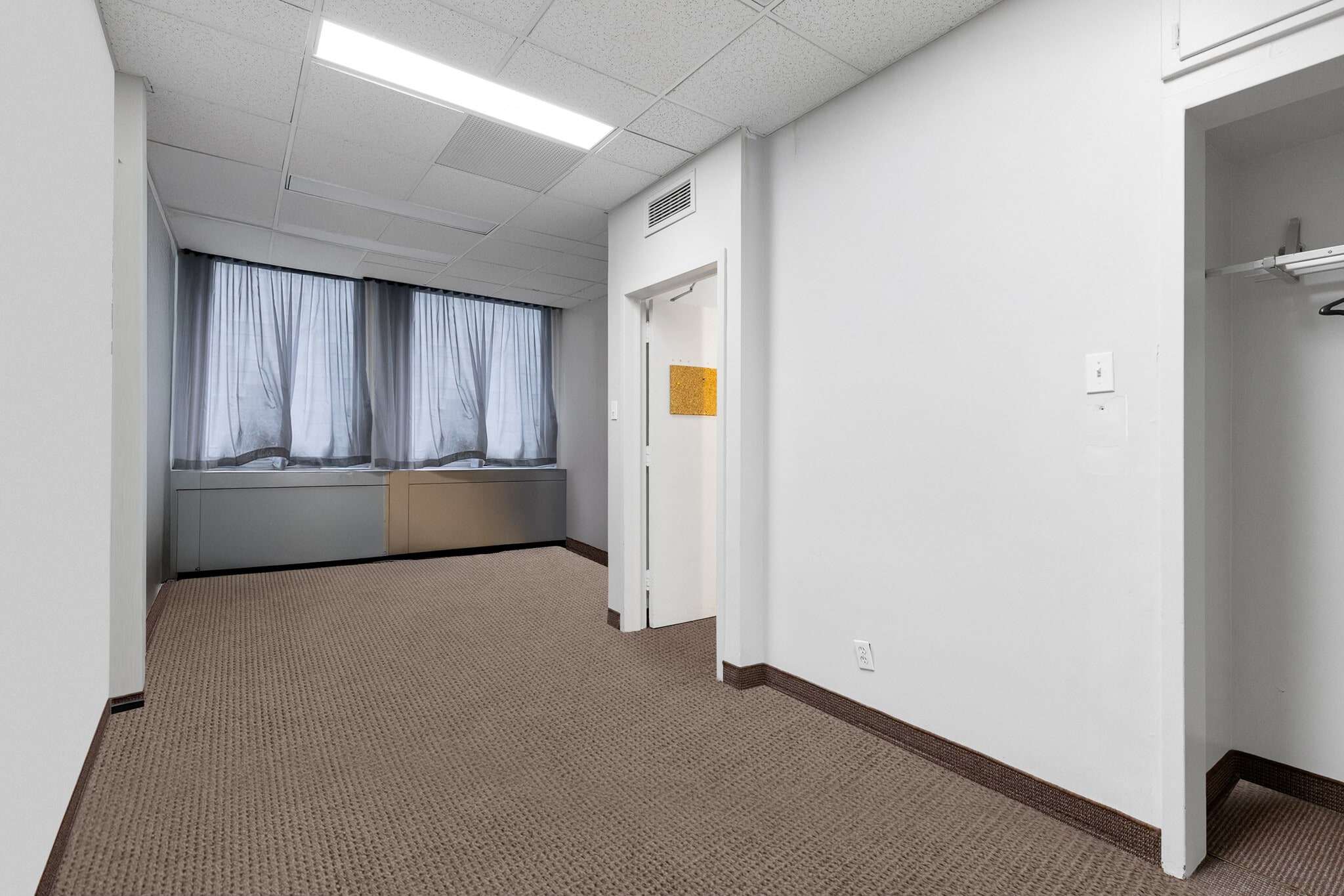 5843-5847 Ch De La Côte-Des-Neiges, Montréal, QC à louer Photo intérieure– Image 1 sur 8