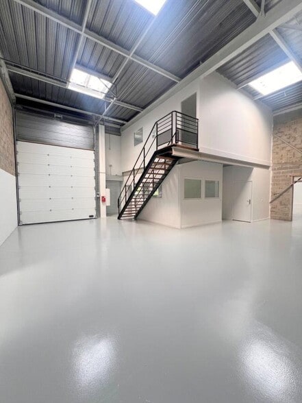 Local d'activités dans Plaisir à vendre - Photo intérieure – Image 2 sur 13