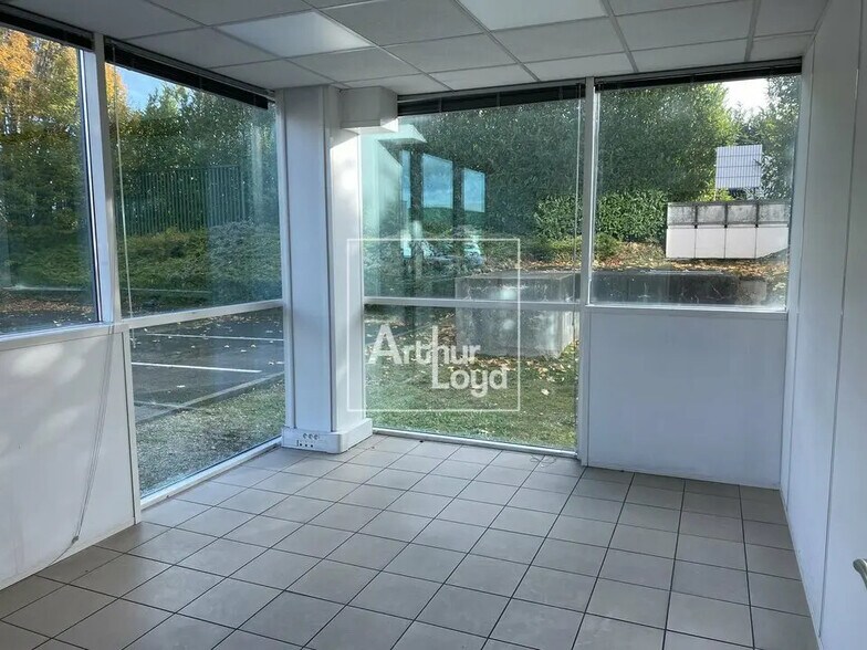 Local d’activités dans Chilly-Mazarin à louer - Photo de l’immeuble – Image 2 sur 6