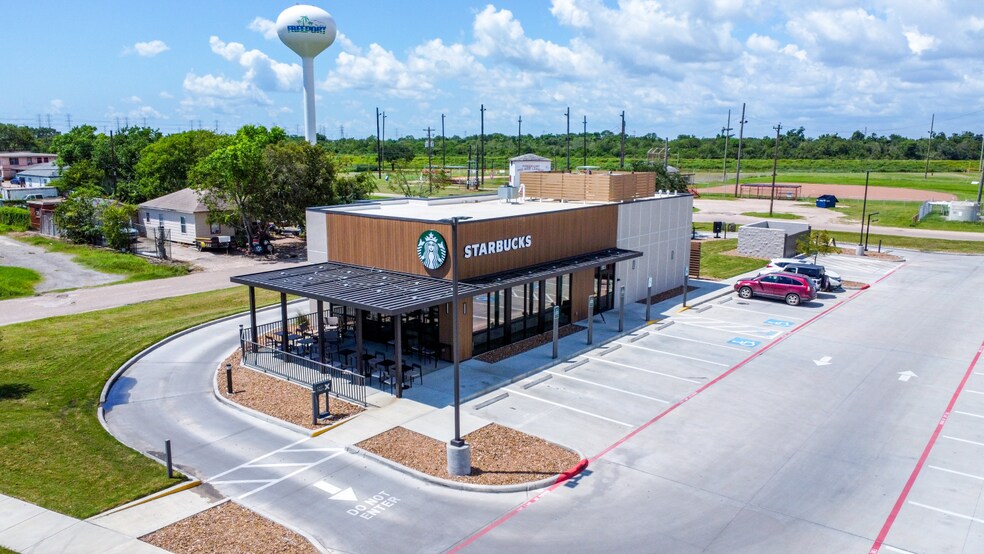 905 N Brazosport Blvd, Freeport, TX à louer - Photo de l’immeuble – Image 3 sur 5