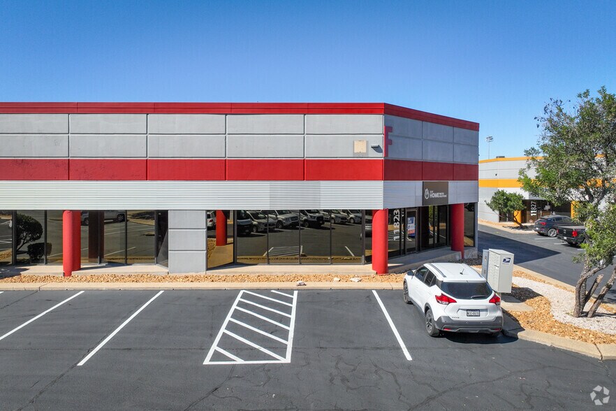 11905-11945 Starcrest Dr, San Antonio, TX à louer - Photo de l’immeuble – Image 3 sur 22