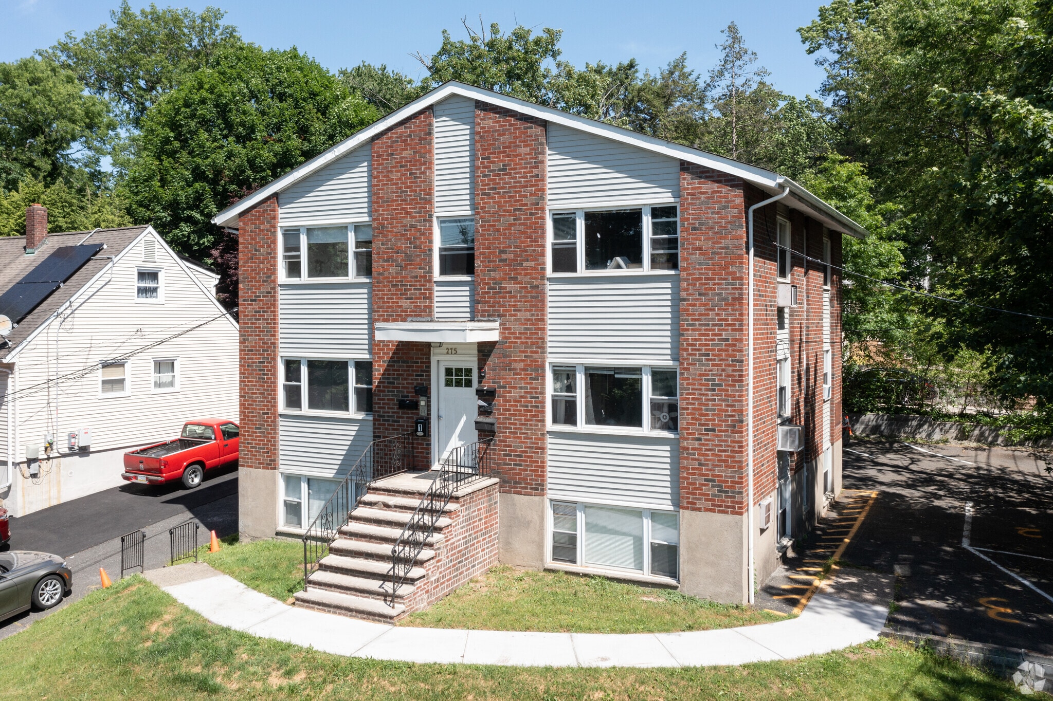 275 Grand, Leonia, NJ à vendre Photo principale– Image 1 sur 19
