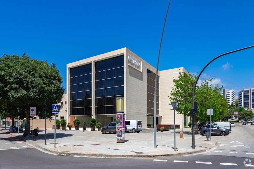Avinguda De La Fama, 16, Cornellà de Llobregat, Barcelona à louer - Photo de l’immeuble – Image 2 sur 4