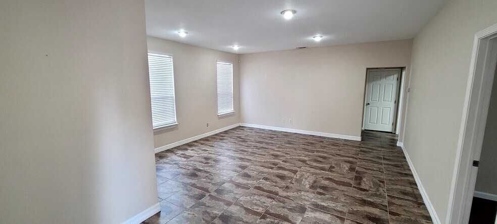 2800 NW Loop 410, San Antonio, TX à louer - Photo intérieure – Image 2 sur 2
