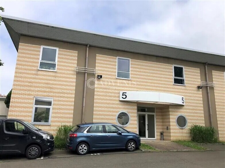 Bureau dans Voisins-le-Bretonneux à louer - Photo de l’immeuble – Image 2 sur 7