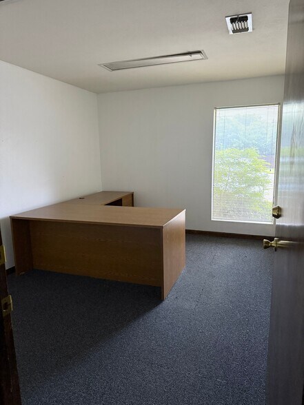 907 N Granbury St, Cleburne, TX à louer - Photo de l’immeuble – Image 3 sur 6