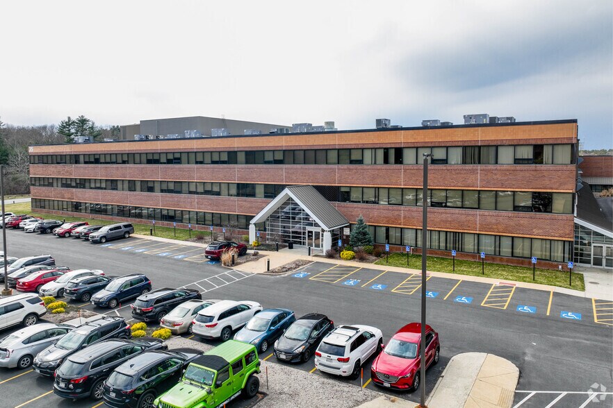 35 United Dr, West Bridgewater, MA à louer - Photo de l’immeuble – Image 1 sur 6