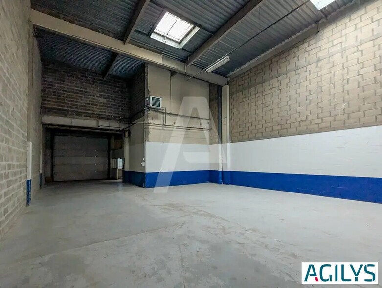 Local d’activités dans Villebon-sur-Yvette à louer - Photo de l’immeuble – Image 1 sur 10