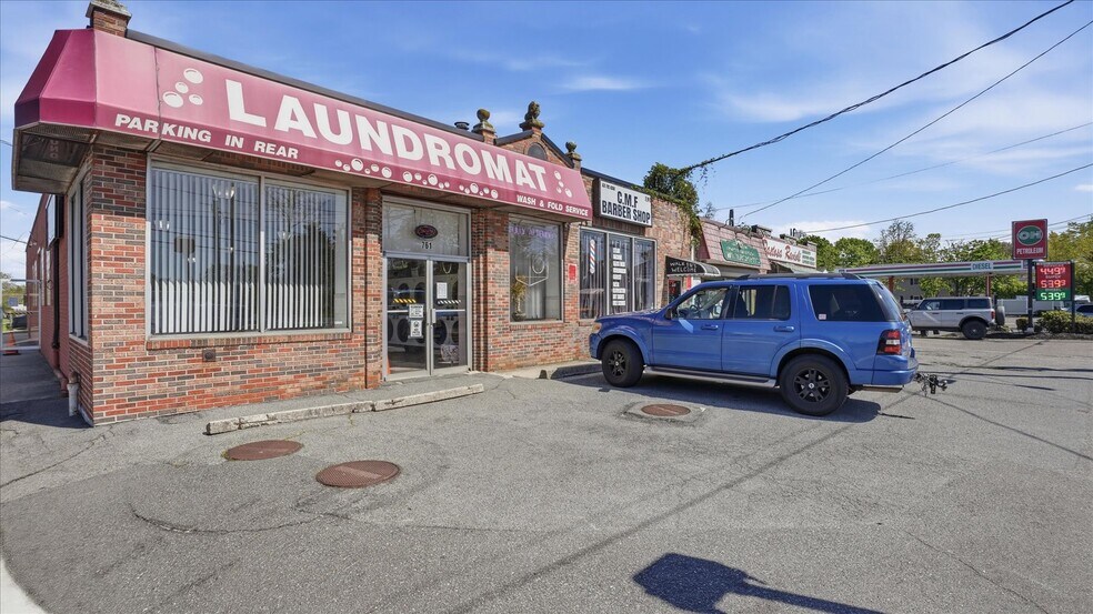 761 Deer Park Ave, North Babylon, NY à louer - Photo de l’immeuble – Image 2 sur 9