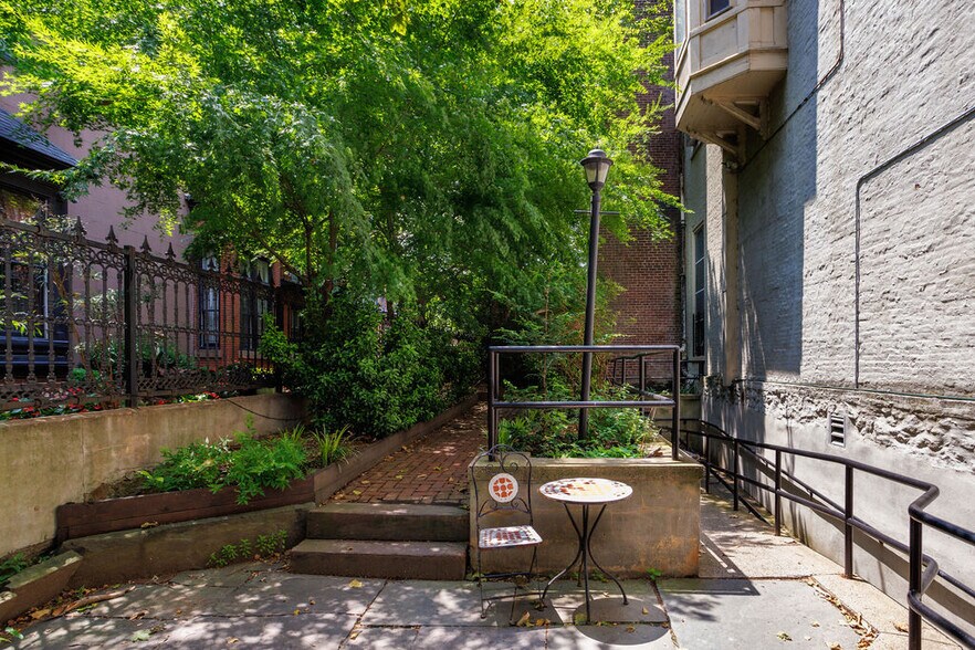 818-824 Pine St, Philadelphia, PA à louer - Photo de l’immeuble – Image 2 sur 6