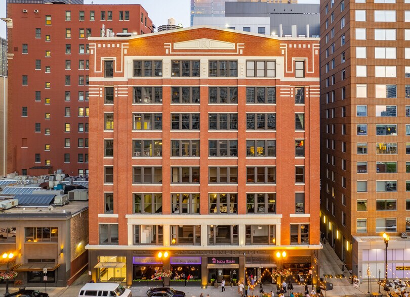 57-59 W Grand Ave, Chicago, IL à louer - Photo de l’immeuble – Image 2 sur 3