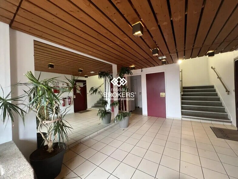 Bureau dans Igny à louer - Hall d’entrée – Image 2 sur 14