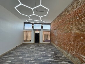 304 N Main St, Newton, KS à louer Hall d’entrée– Image 2 sur 7
