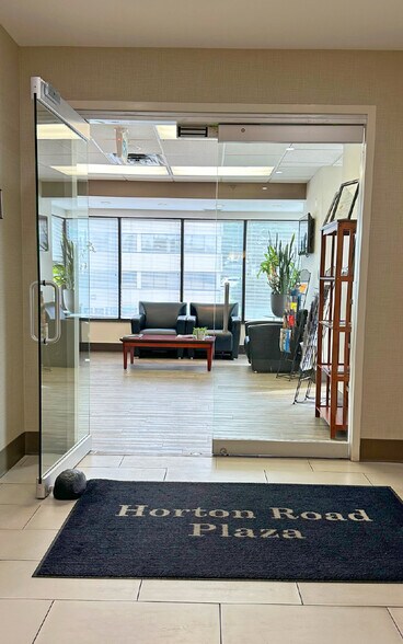 9705 Horton Rd SW, Calgary, AB à louer - Photo intérieure – Image 3 sur 14