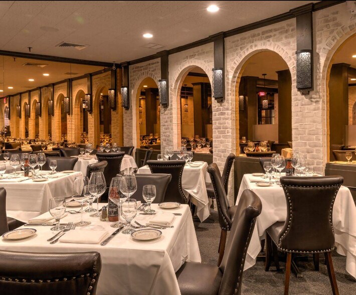 117 W 58th St, New York, NY à louer - Photo de l’immeuble – Image 2 sur 3