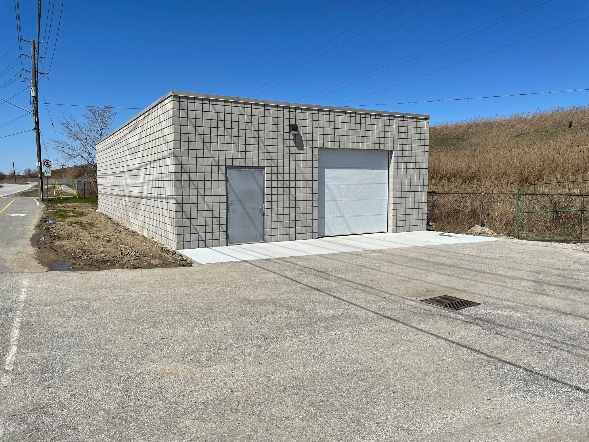 5800 Rhodes Dr, Windsor, ON à louer Photo de l’immeuble– Image 1 sur 4