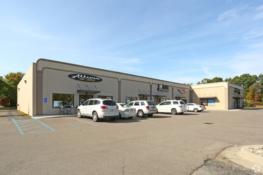 495 N Fenway Dr, Fenton, MI à louer - Photo de l’immeuble – Image 2 sur 4