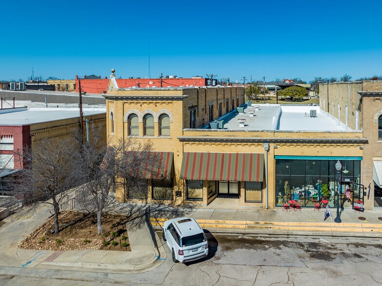113 E 3rd St, Taylor, TX à louer - Photo de l’immeuble – Image 3 sur 7