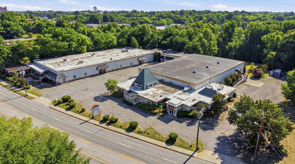 1325 S Eugene St, Greensboro, NC à louer - Photo de l’immeuble – Image 2 sur 3