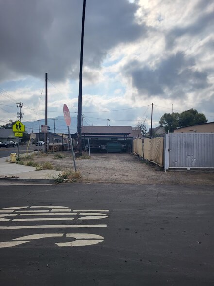 980 Center St, Riverside, CA à vendre - Photo de l’immeuble – Image 2 sur 6