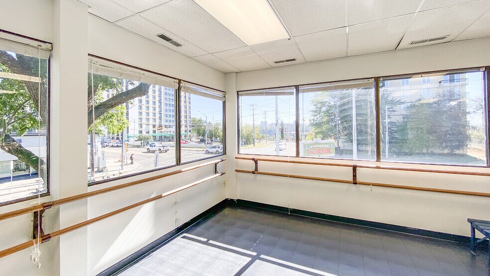 12110 Jasper Ave NW, Edmonton, AB à louer - Photo de l’immeuble – Image 3 sur 5