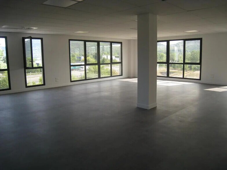 Bureau dans Aubagne à louer - Photo de l’immeuble – Image 2 sur 6