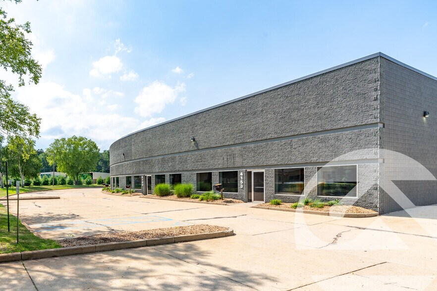 4123-4153 Pioneer Dr, Commerce Township, MI à vendre - Photo de l’immeuble – Image 1 sur 1