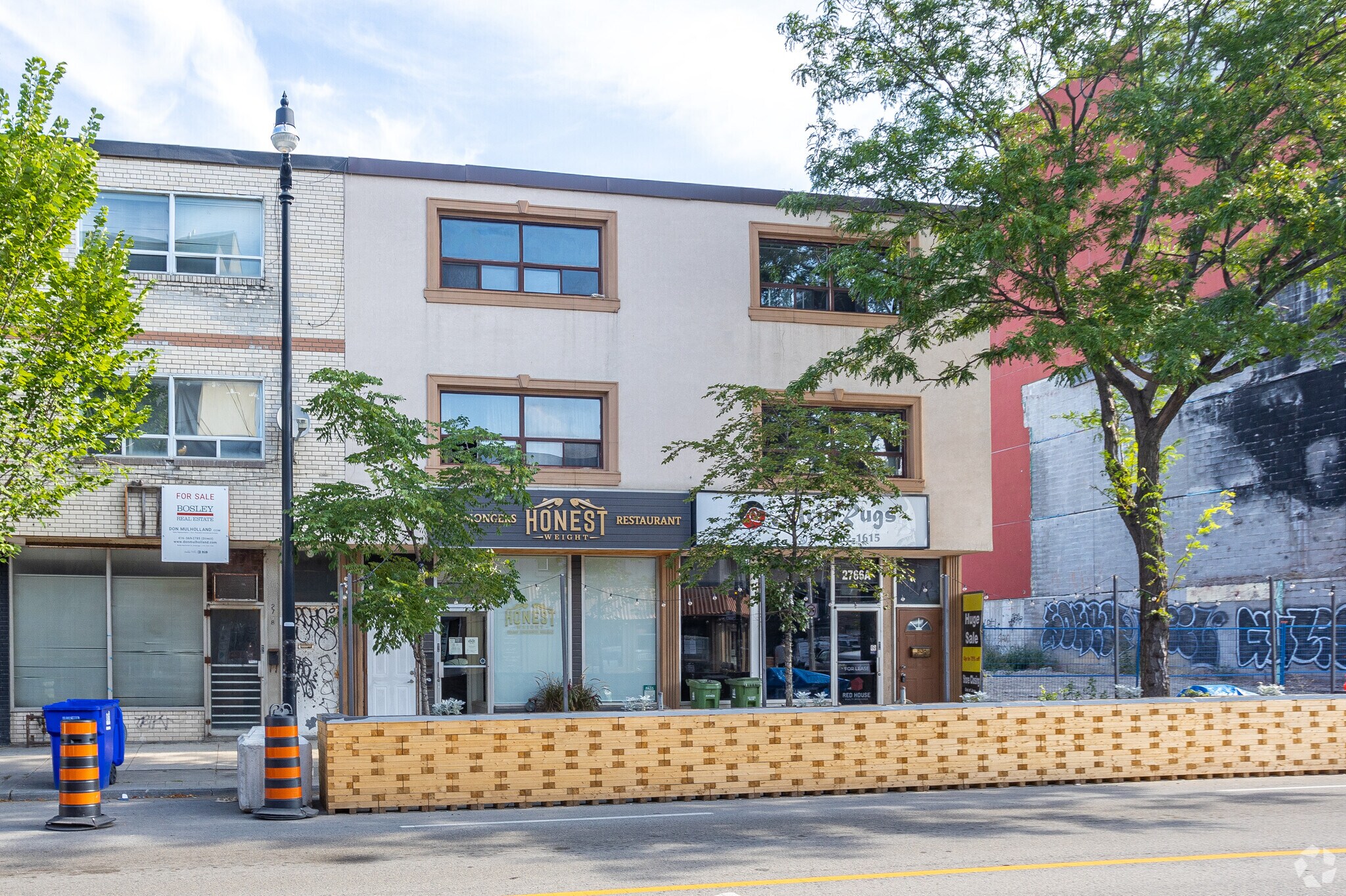 2766 Dundas St W, Toronto, ON à louer Photo principale– Image 1 sur 2