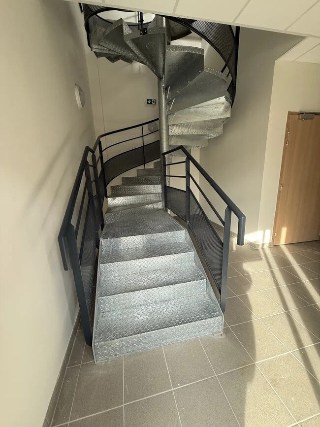 Plus de détails pour 23 Rue Des Beaux Soleils, Osny - Local d'activités à louer