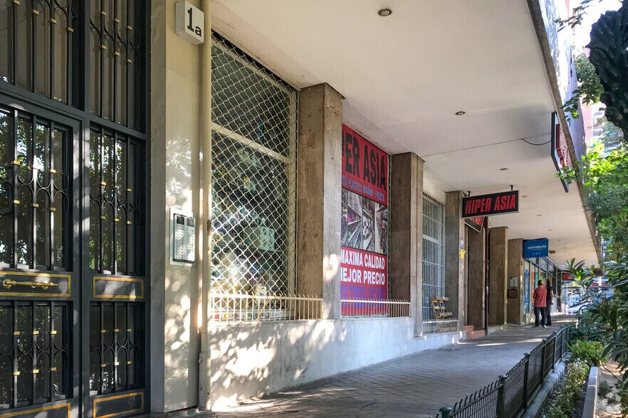 Immeuble residentiel dans Madrid, Madrid à vendre - Photo de l’immeuble – Image 2 sur 2