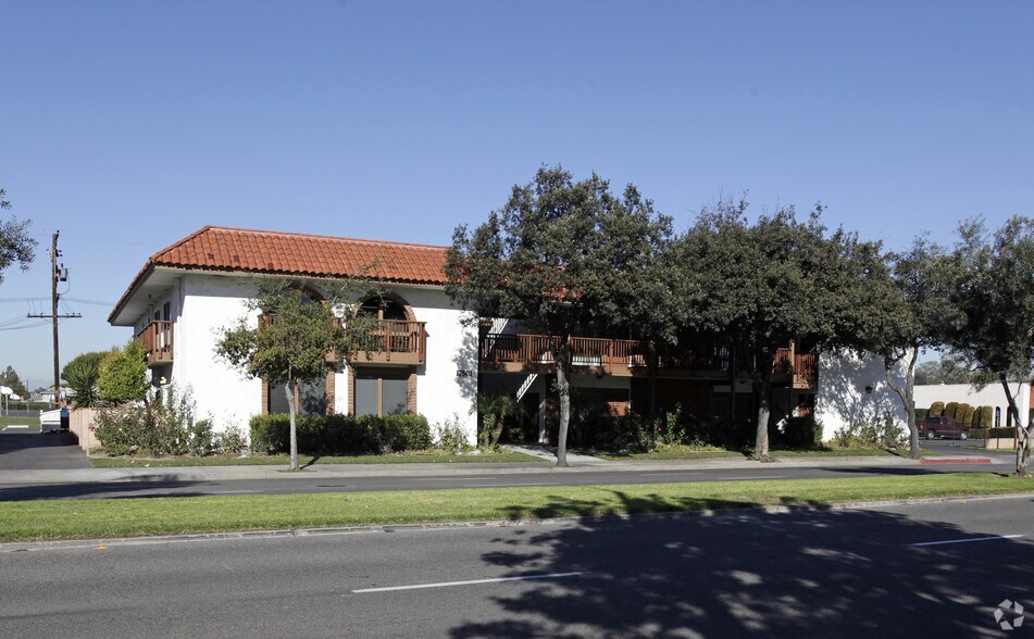 17501 Irvine Blvd, Tustin, CA à louer - Photo de l’immeuble – Image 2 sur 2
