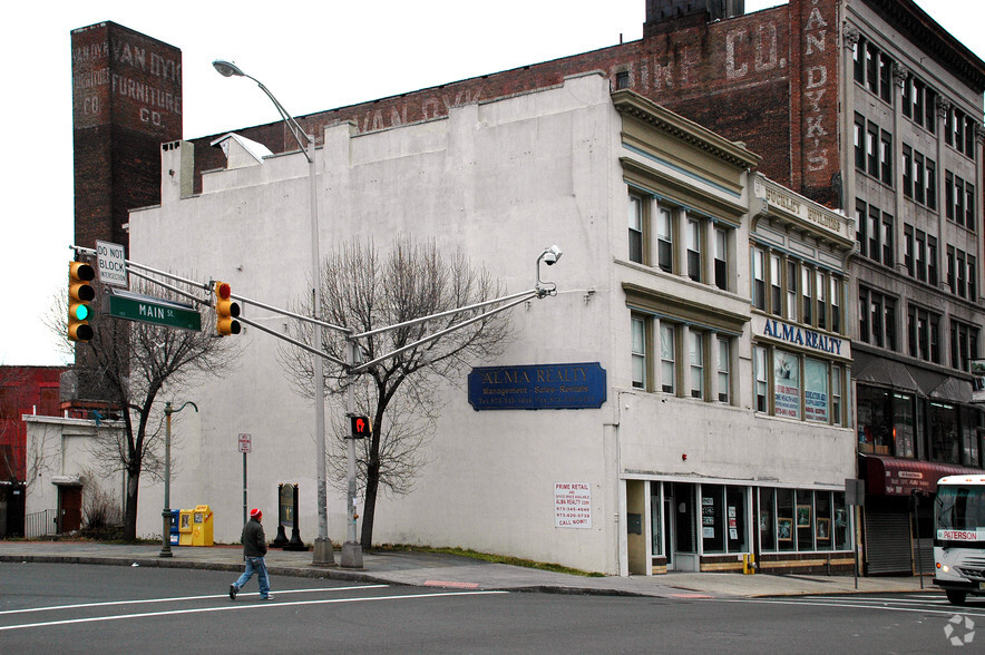 302 Main St, Paterson, NJ à louer - Photo de l’immeuble – Image 2 sur 5