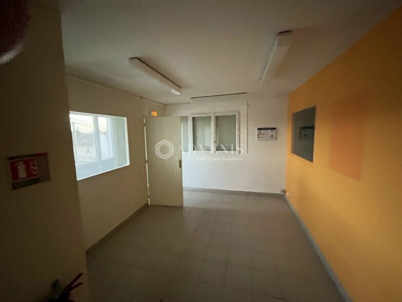 Local d'activités dans Le Mesnil-Saint-Denis à vendre - Photo intérieure – Image 1 sur 4