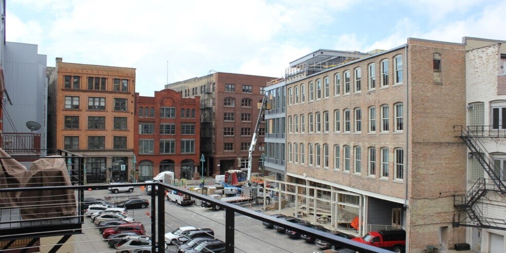 325-331 N Broadway, Milwaukee, WI à louer - Photo de l’immeuble – Image 1 sur 1