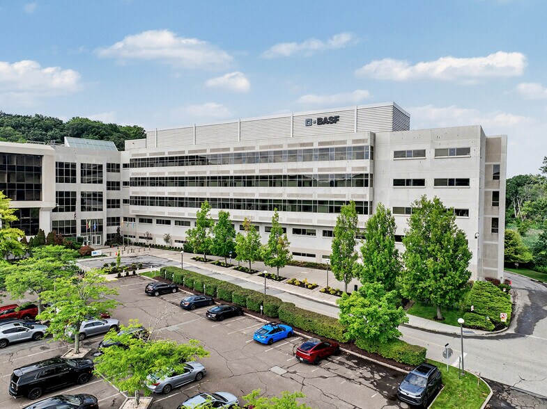 500 White Plains Rd, Tarrytown, NY à vendre - Photo de l’immeuble – Image 1 sur 15